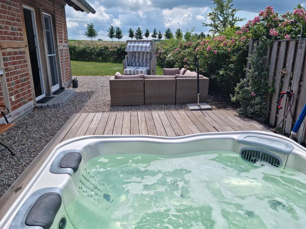 Ostsee-Wellnesslandhaus Mit Sauna, Jacuzzi, Innenwhirlpool Kalkhorst Exterior foto